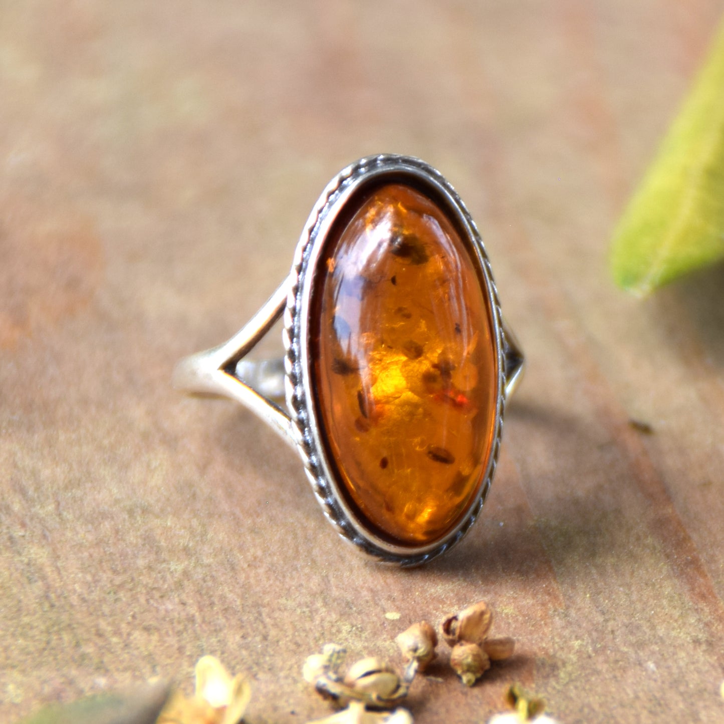 Hoher Vintage-Ring aus 925er Silber mit natürlichem, cognacfarbenem Bernstein, MJ Baltica, BP076