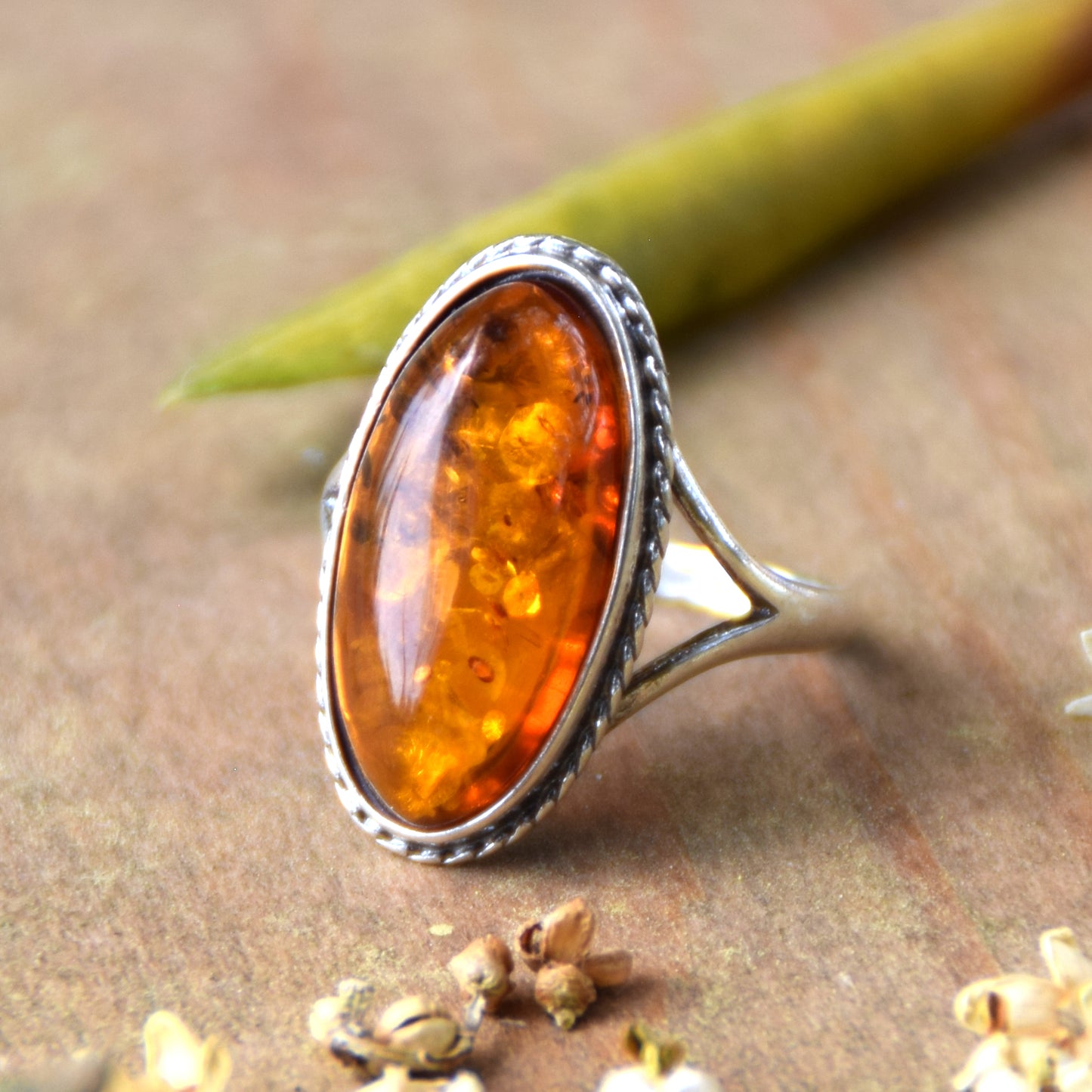 Hoher Vintage-Ring aus 925er Silber mit natürlichem, cognacfarbenem Bernstein, MJ Baltica, BP076