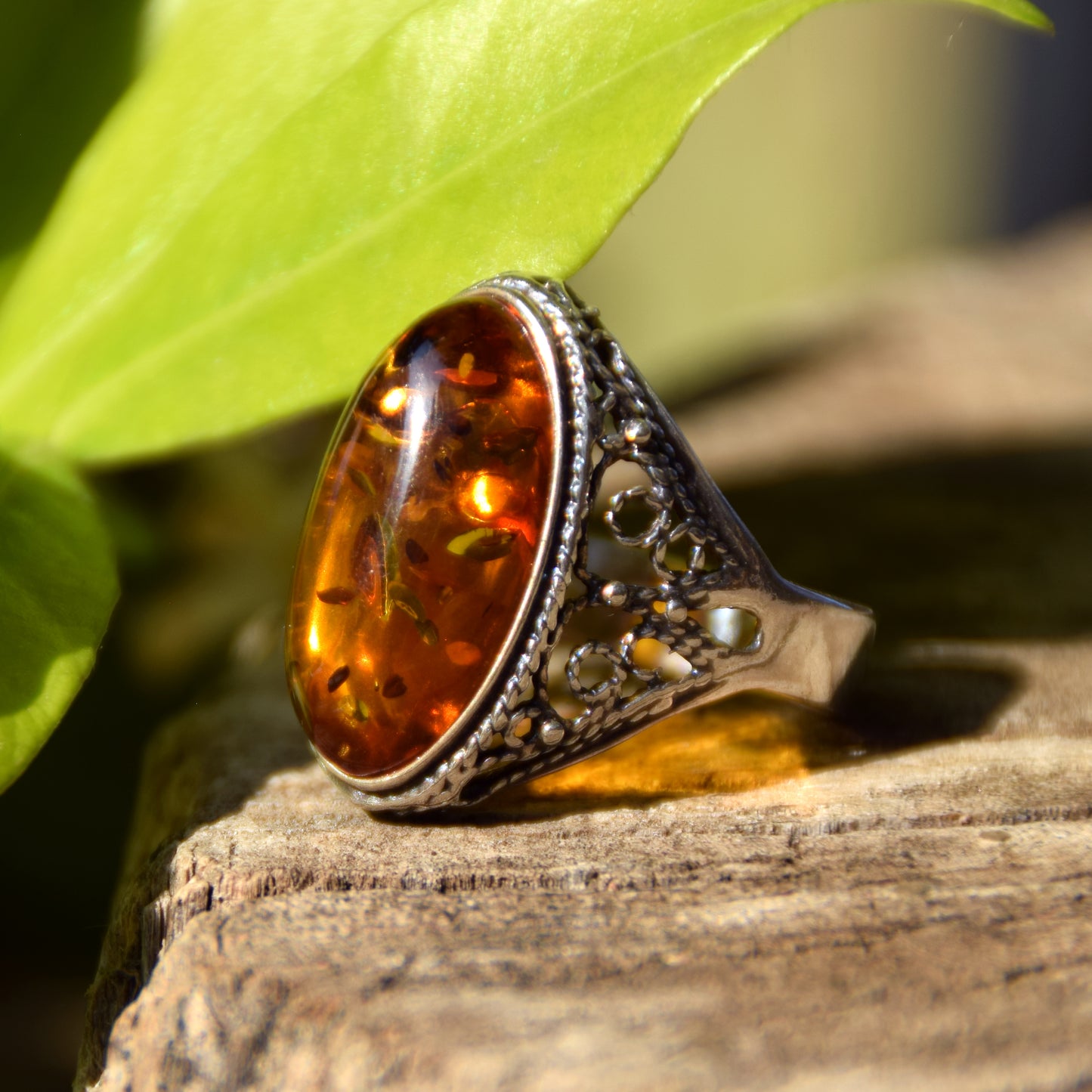 Anello in stile filirgana con la grande gemma di Ambra naturale color cognac e Argento 925, MJ Baltica, BP077