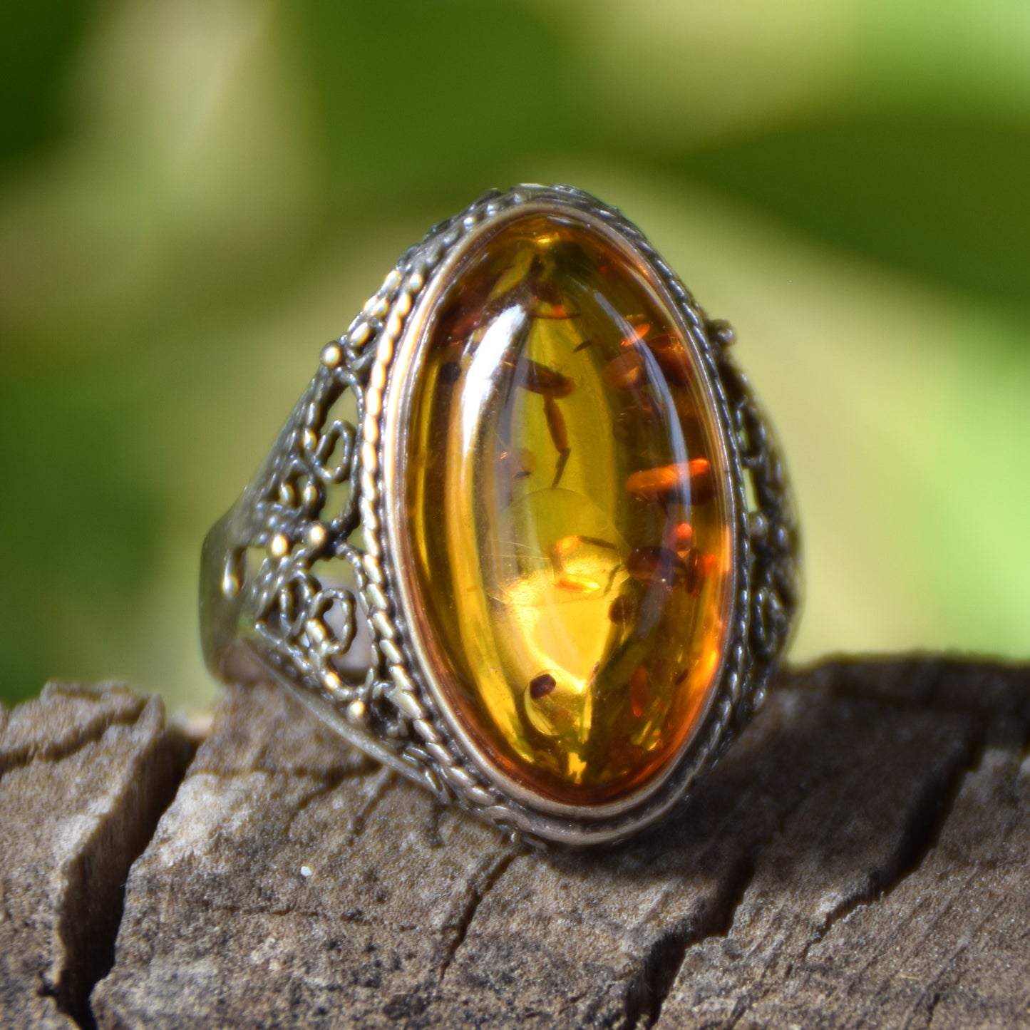 Anello in stile filirgana con la grande gemma di Ambra naturale color cognac e Argento 925, MJ Baltica, BP077