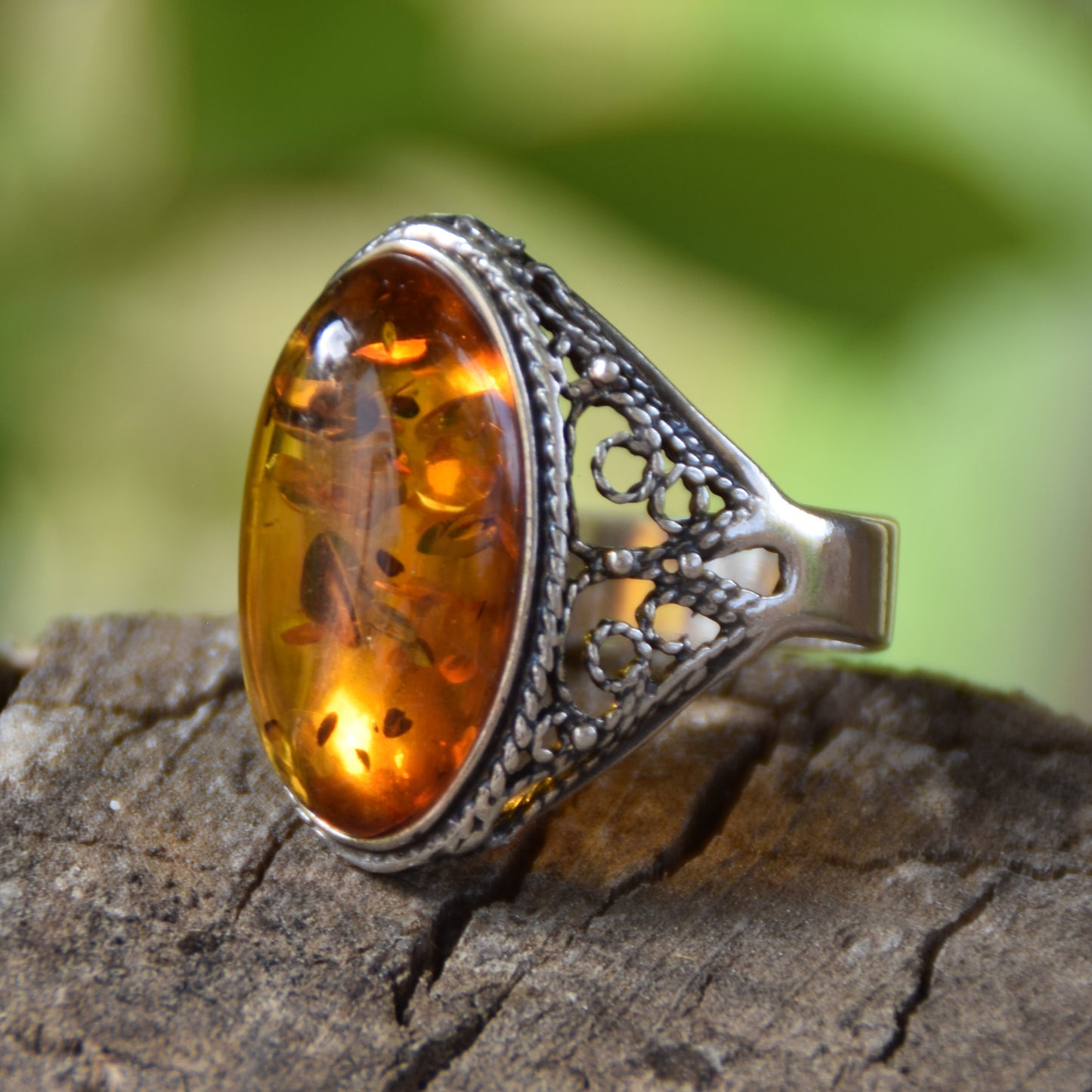 Anello in stile filirgana con la grande gemma di Ambra naturale color cognac e Argento 925, MJ Baltica, BP077