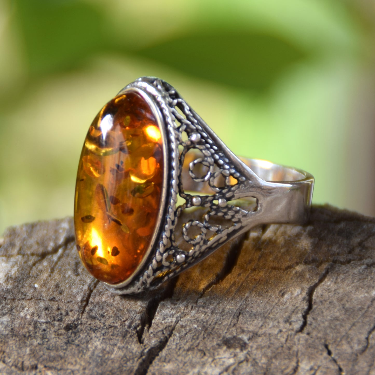 Anello in stile filirgana con la grande gemma di Ambra naturale color cognac e Argento 925, MJ Baltica, BP077