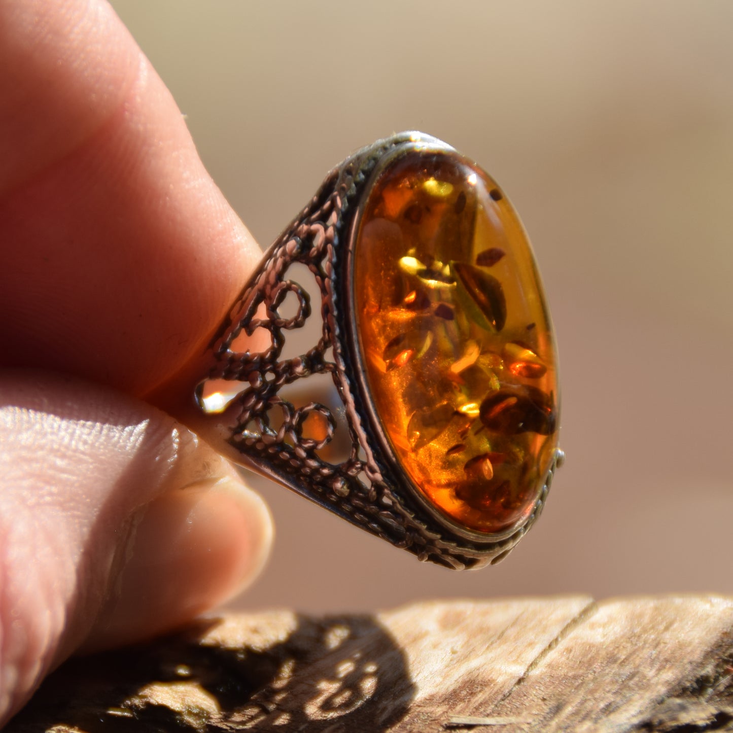 Anello in stile filirgana con la grande gemma di Ambra naturale color cognac e Argento 925, MJ Baltica, BP077