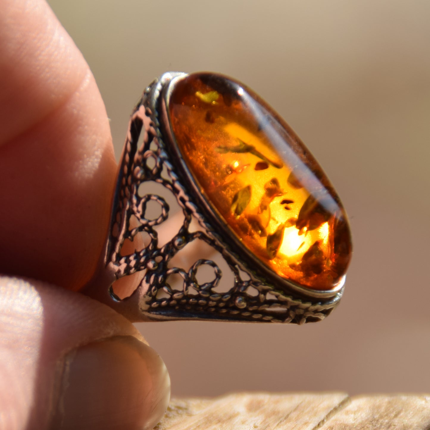 Anello in stile filirgana con la grande gemma di Ambra naturale color cognac e Argento 925, MJ Baltica, BP077