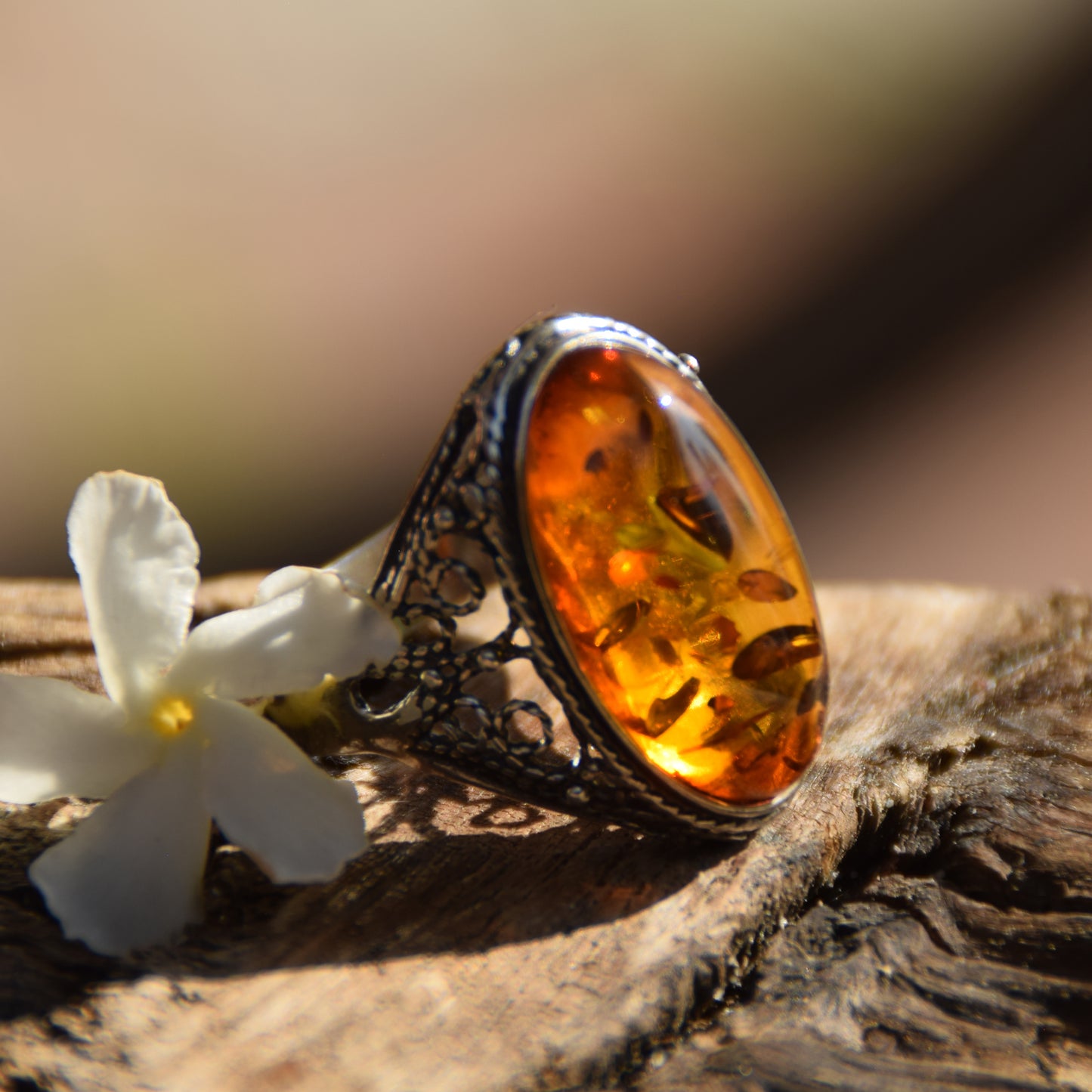 Anello in stile filirgana con la grande gemma di Ambra naturale color cognac e Argento 925, MJ Baltica, BP077