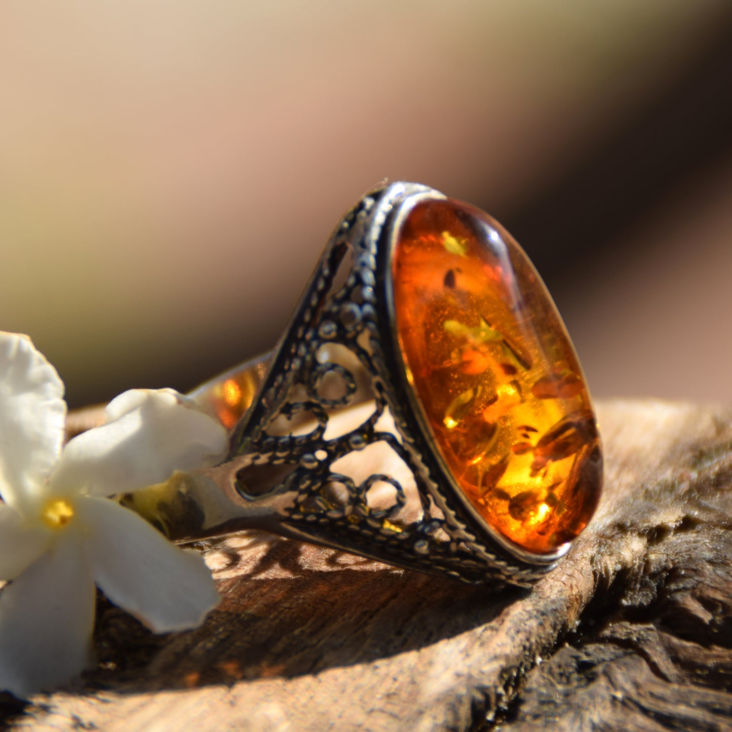 Anello in stile filirgana con la grande gemma di Ambra naturale color cognac e Argento 925, MJ Baltica, BP077