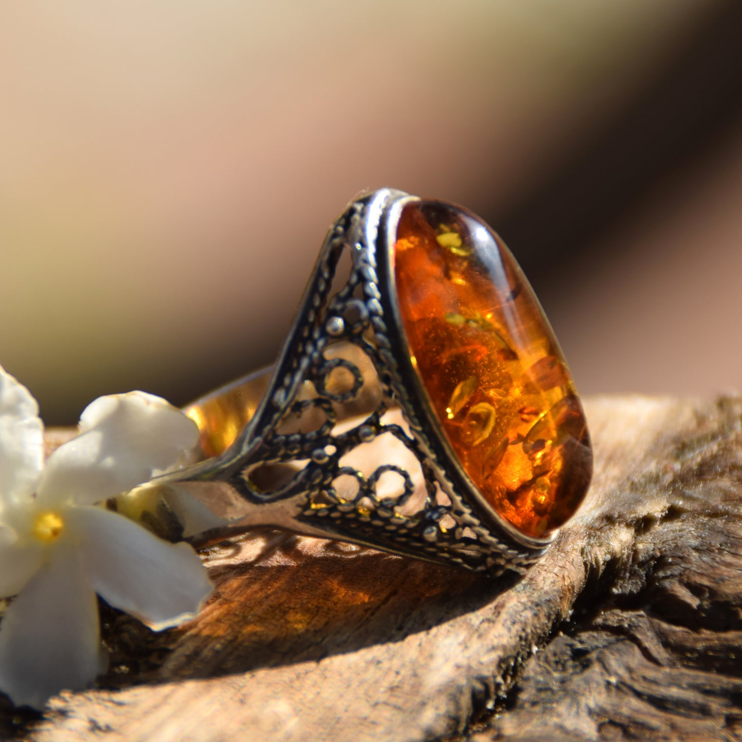 Anello in stile filirgana con la grande gemma di Ambra naturale color cognac e Argento 925, MJ Baltica, BP077