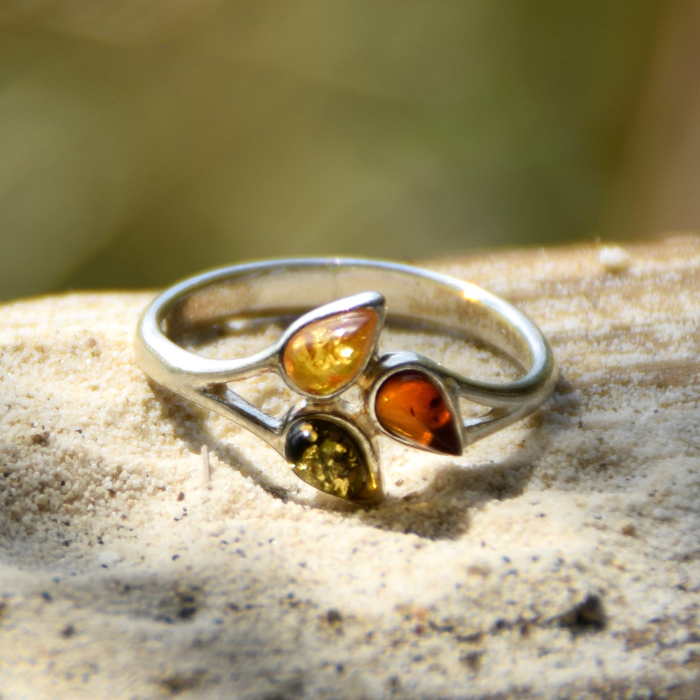Bright floral ring in natural amber of various shades and 925 sterling silver, MJ Baltica, BP082