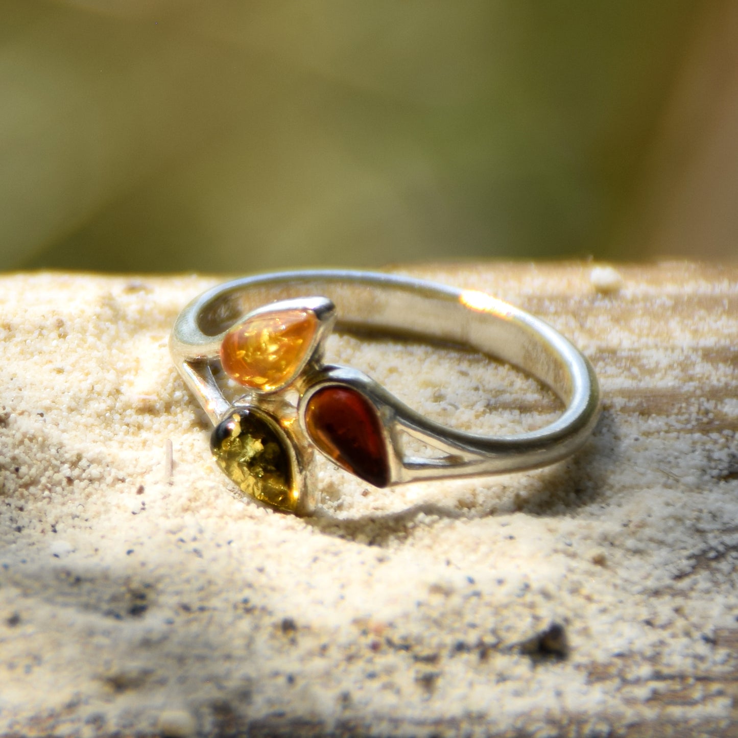 Bright floral ring in natural amber of various shades and 925 sterling silver, MJ Baltica, BP082