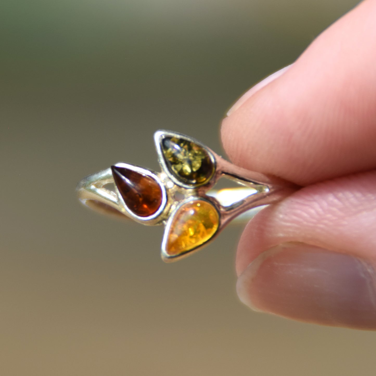 Bright floral ring in natural amber of various shades and 925 sterling silver, MJ Baltica, BP082