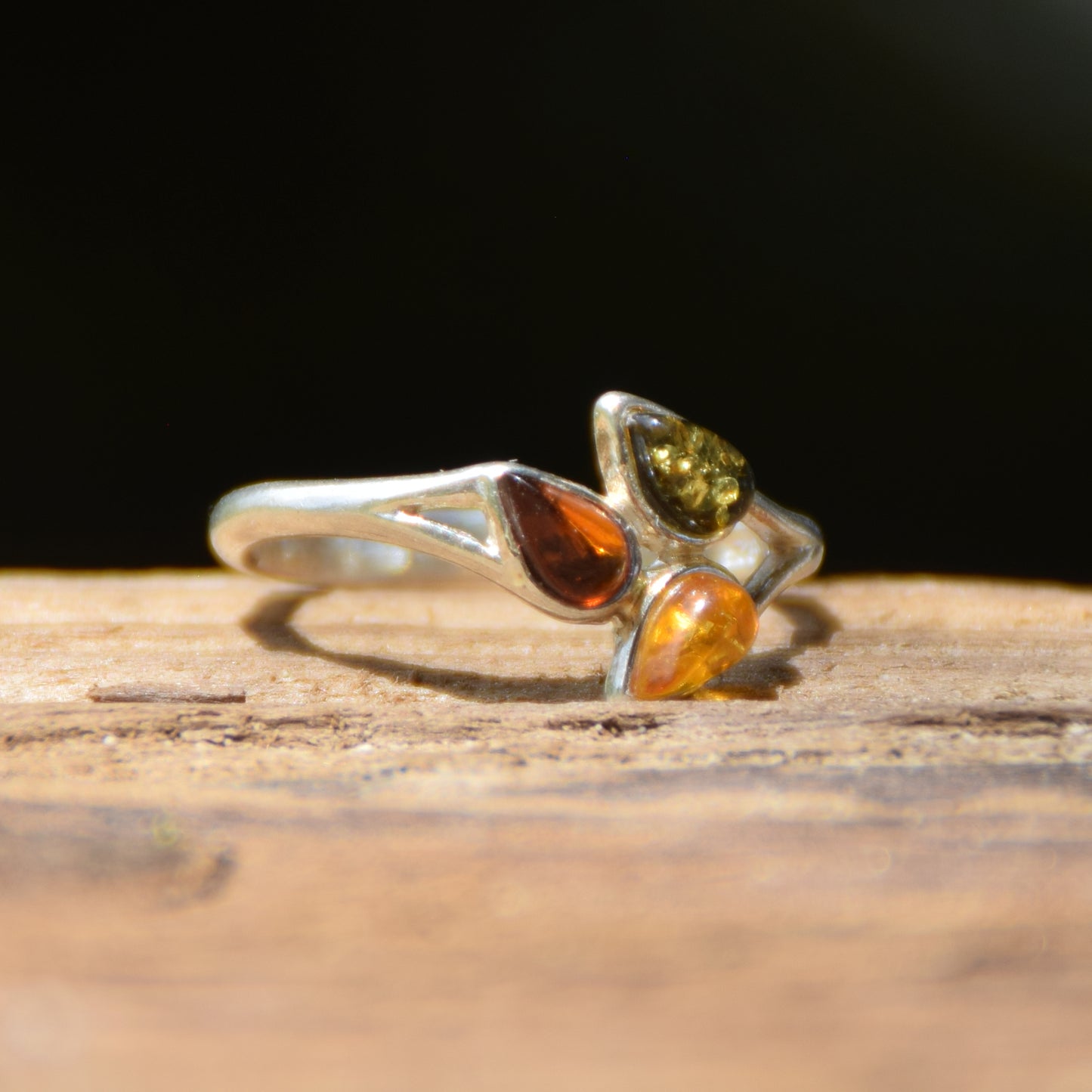 Bright floral ring in natural amber of various shades and 925 sterling silver, MJ Baltica, BP082