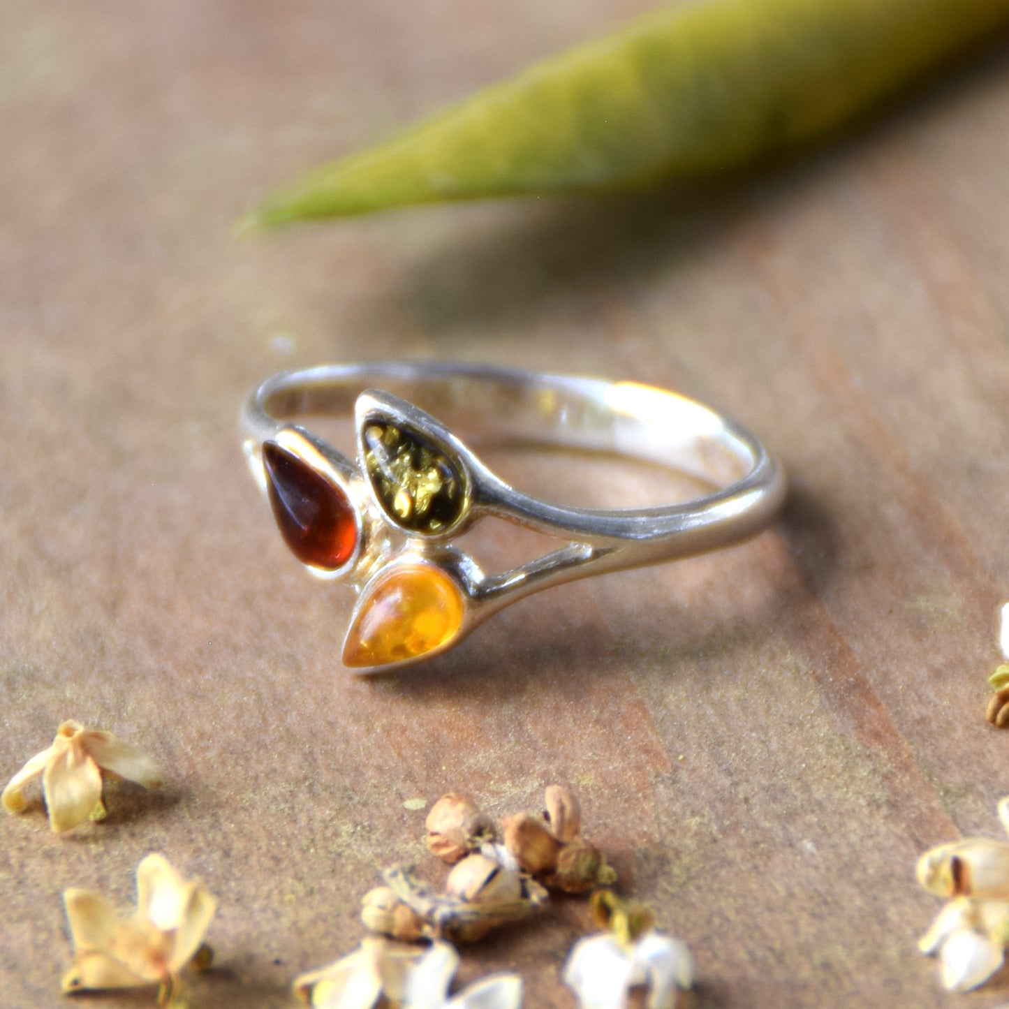 Bright floral ring in natural amber of various shades and 925 sterling silver, MJ Baltica, BP082