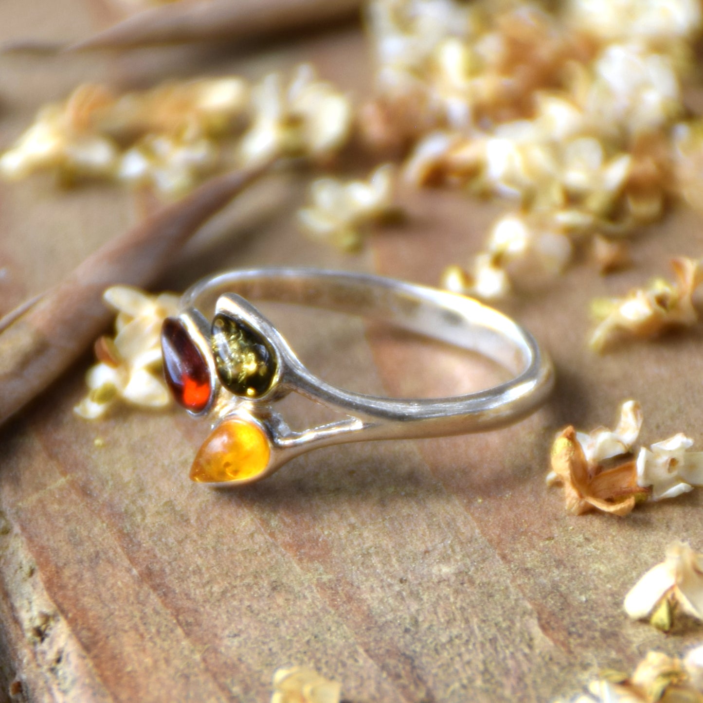 Bright floral ring in natural amber of various shades and 925 sterling silver, MJ Baltica, BP082