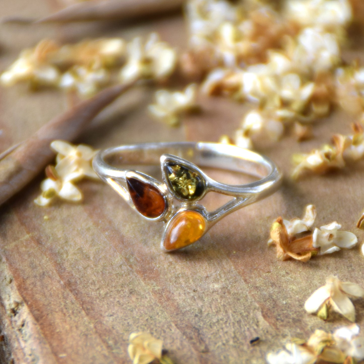 Bright floral ring in natural amber of various shades and 925 sterling silver, MJ Baltica, BP082