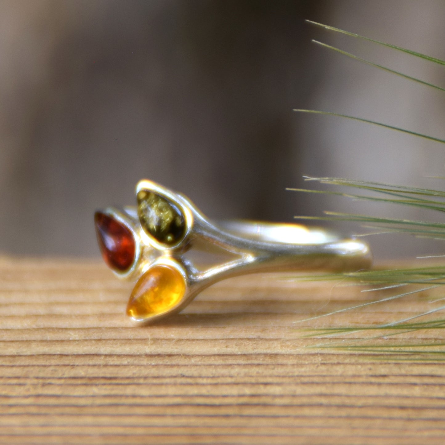 Bright floral ring in natural amber of various shades and 925 sterling silver, MJ Baltica, BP082