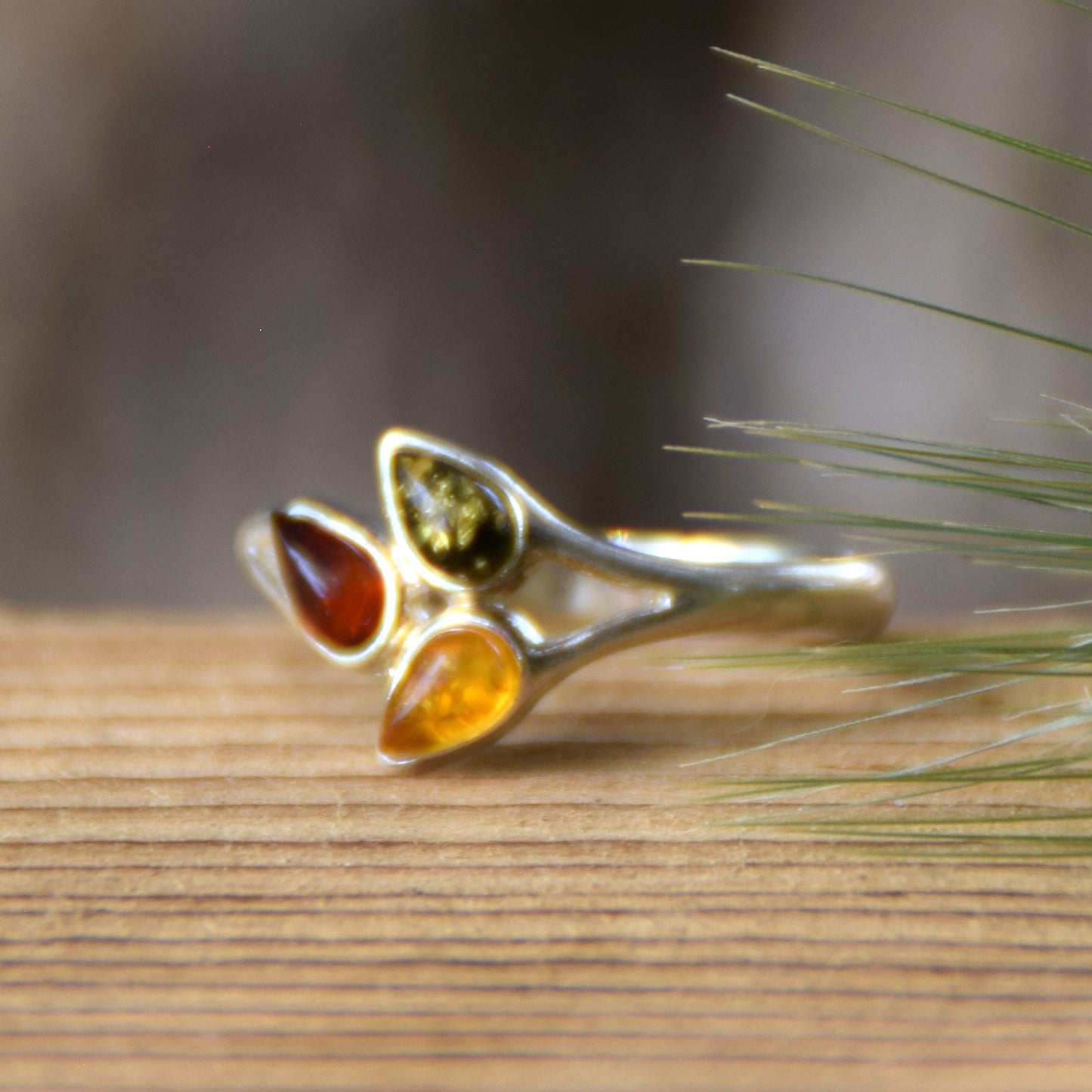 Bright floral ring in natural amber of various shades and 925 sterling silver, MJ Baltica, BP082