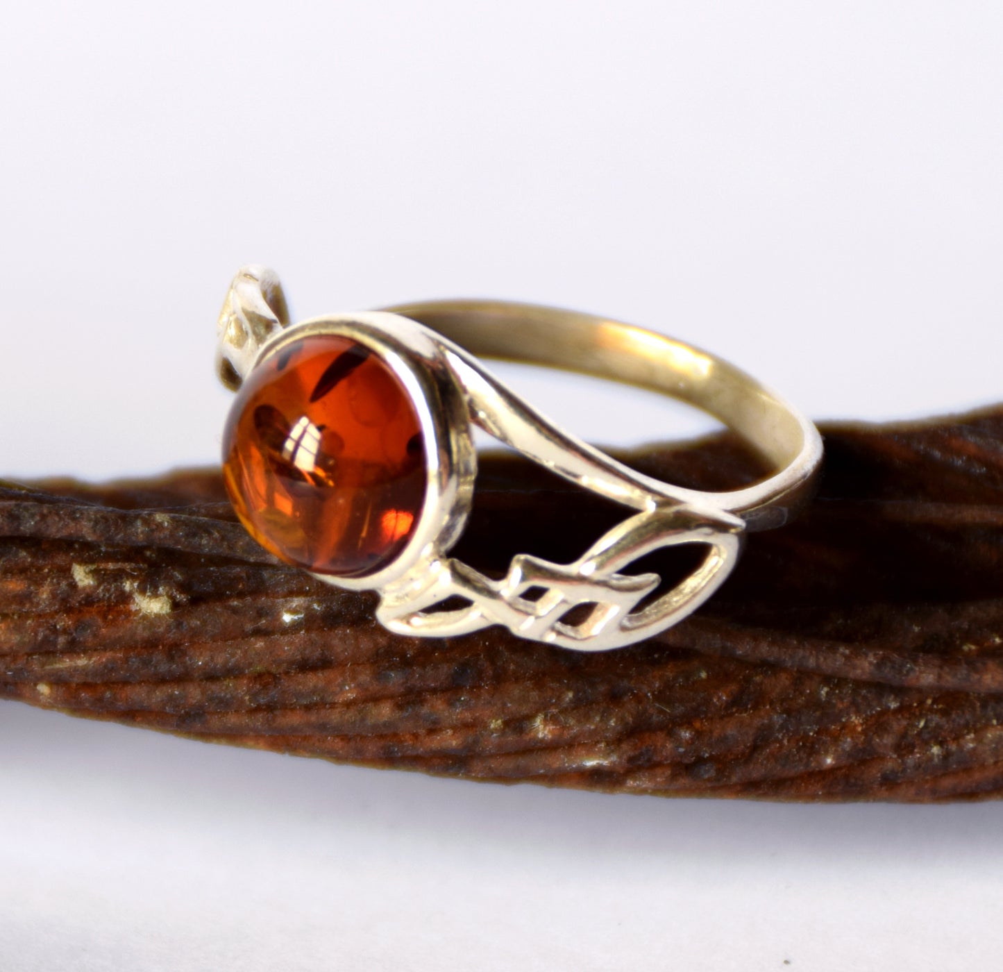 MJ Baltica, ring, natural Baltic amber, 925 silver, handcrafted, modern, luminous, cognac, BP085