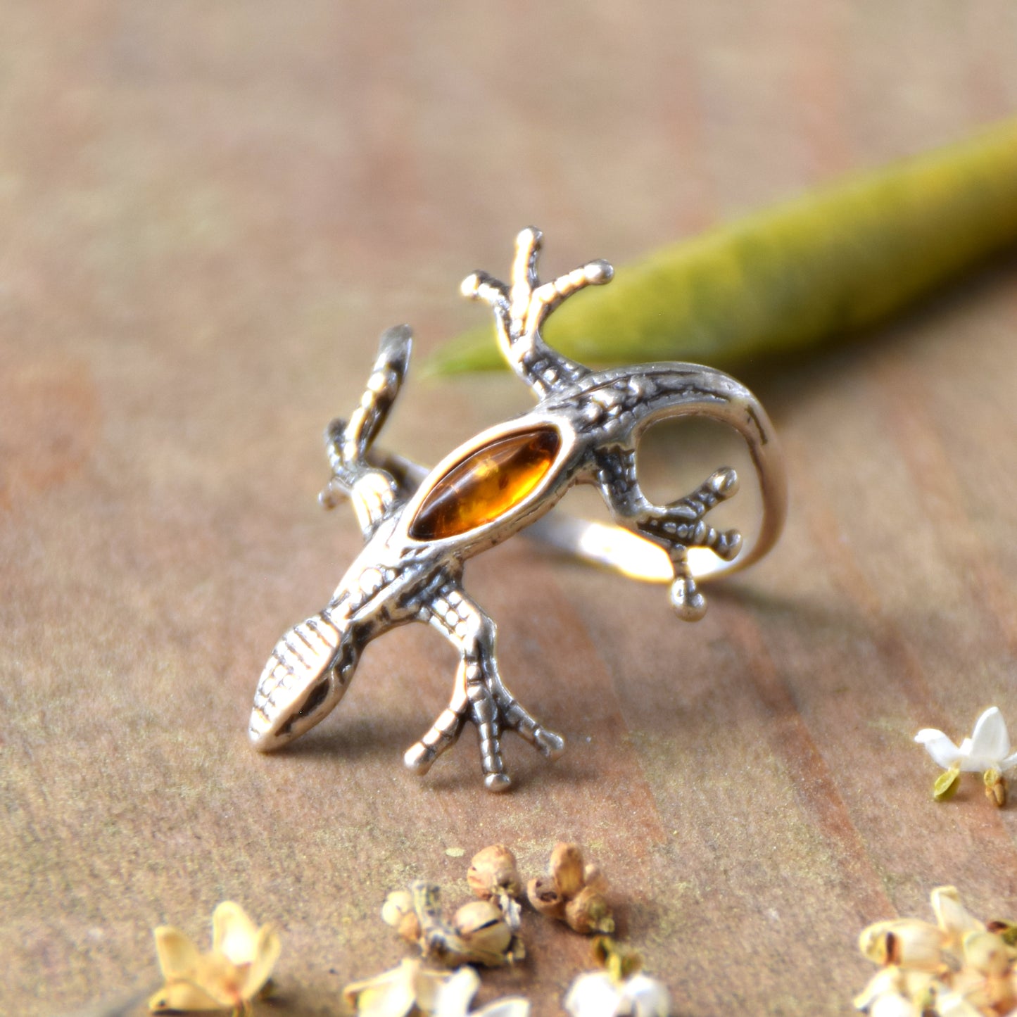 Tall gecko-shaped ring that wraps around the finger with natural cognac-colored amber and 925 silver, MJ Baltica, BP086