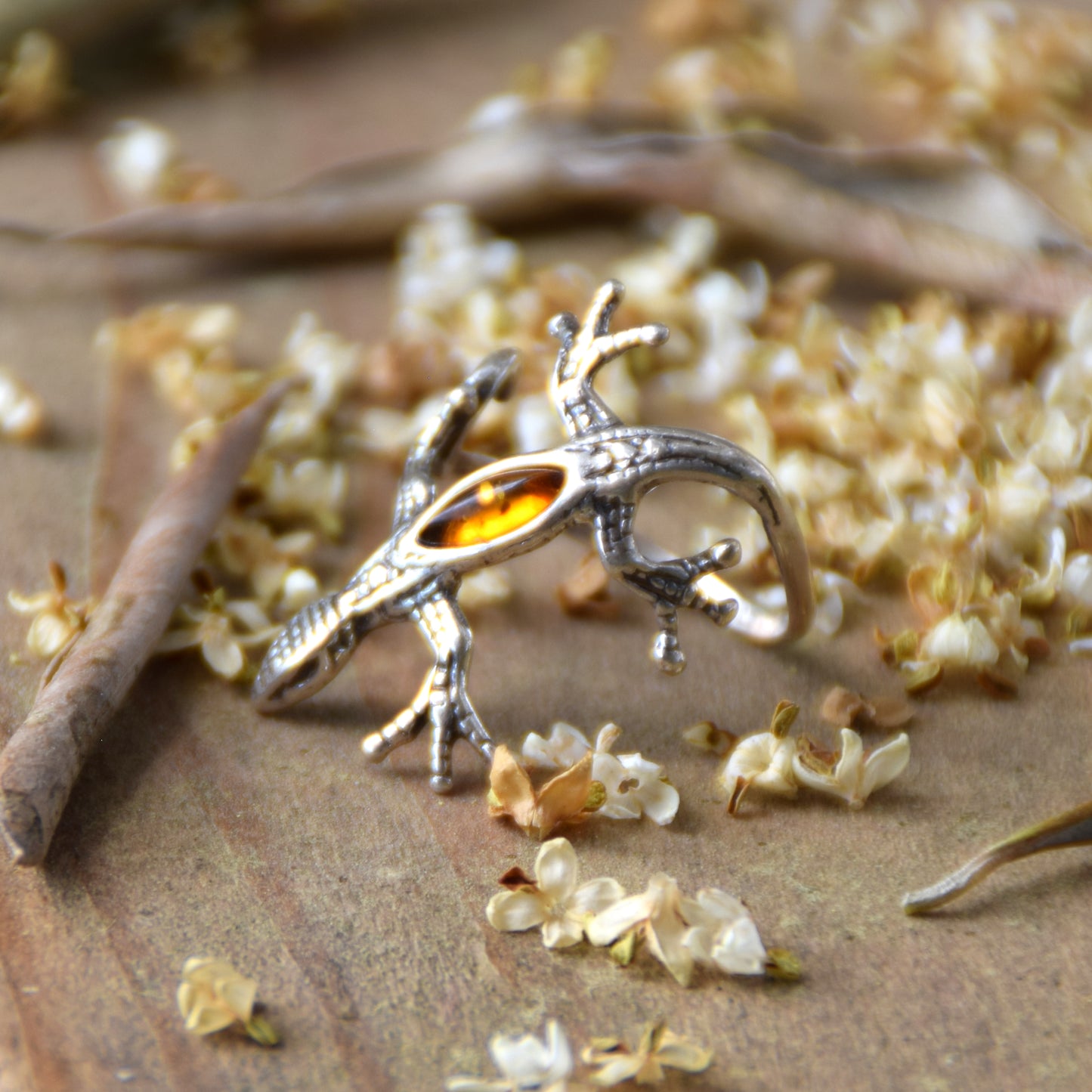 Tall gecko-shaped ring that wraps around the finger with natural cognac-colored amber and 925 silver, MJ Baltica, BP086