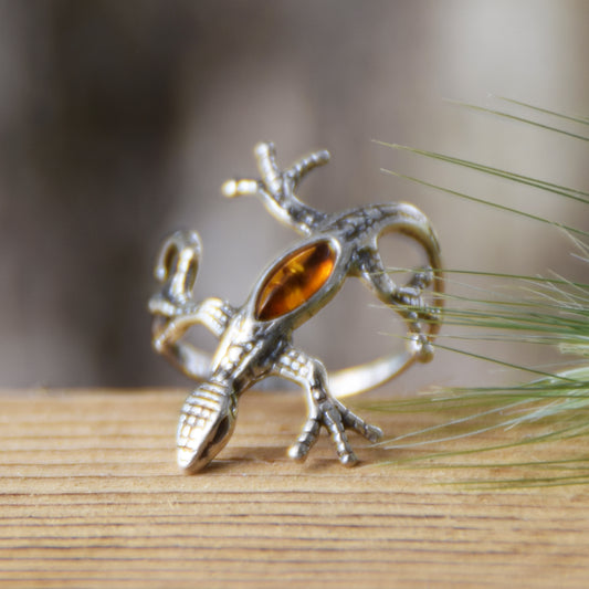 Tall gecko-shaped ring that wraps around the finger with natural cognac-colored amber and 925 silver, MJ Baltica, BP086