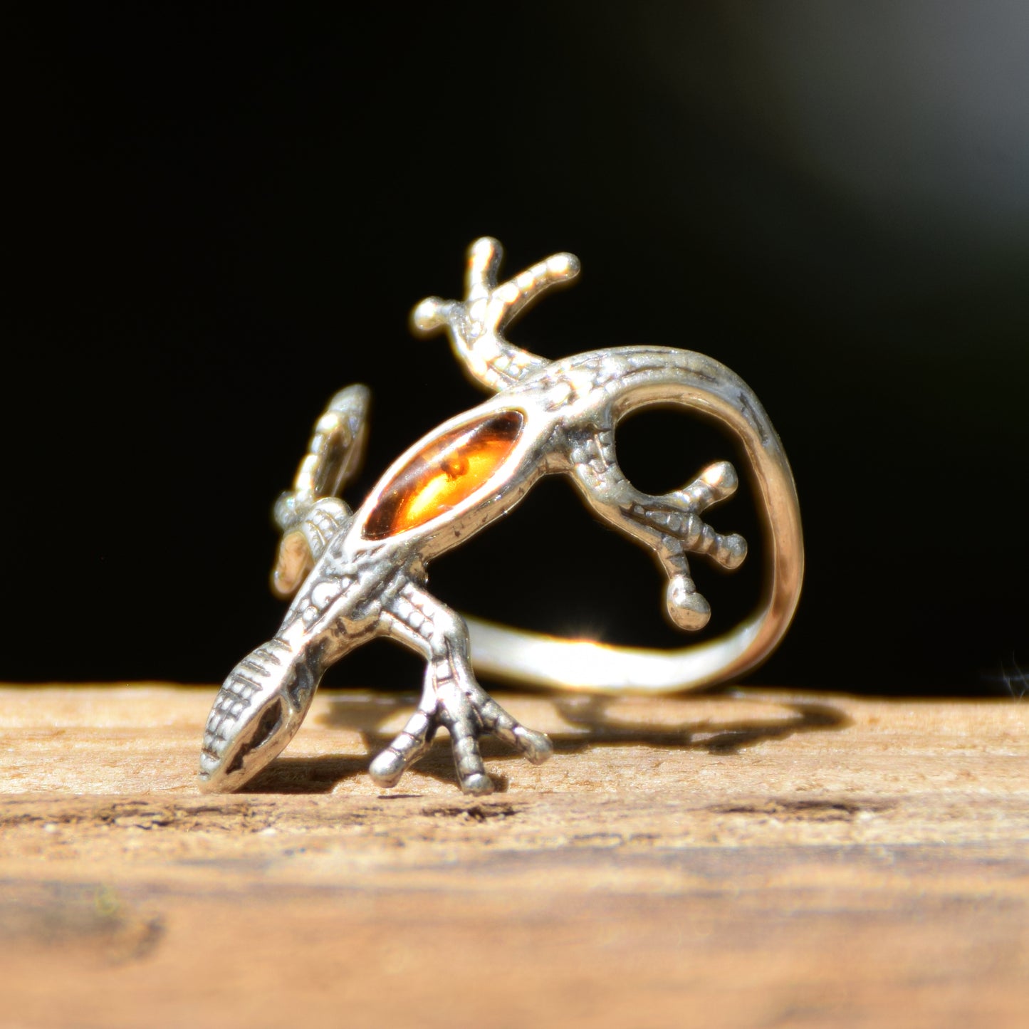Tall gecko-shaped ring that wraps around the finger with natural cognac-colored amber and 925 silver, MJ Baltica, BP086