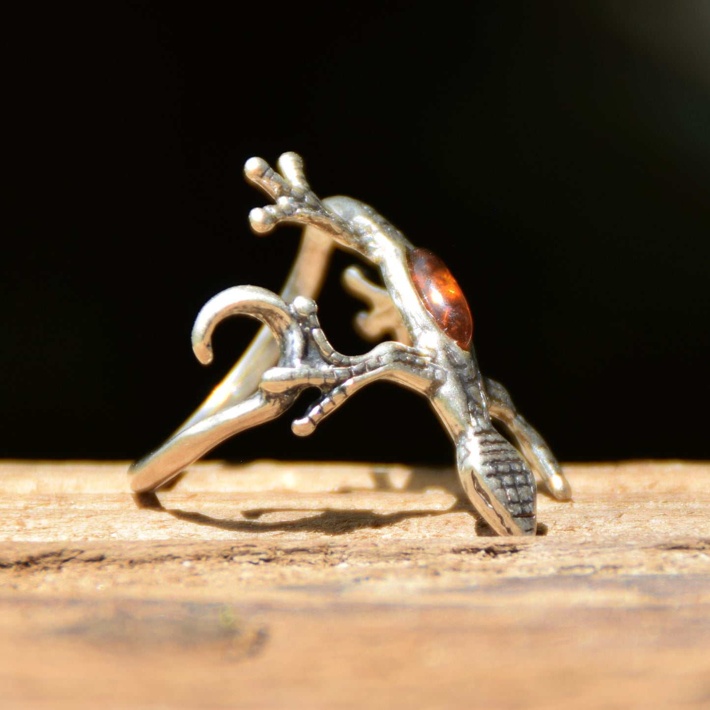 Tall gecko-shaped ring that wraps around the finger with natural cognac-colored amber and 925 silver, MJ Baltica, BP086