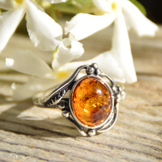 Classic oval ring with Victorian decor in cognac-colored natural amber and 925 sterling silver, MJ Baltica, BP087