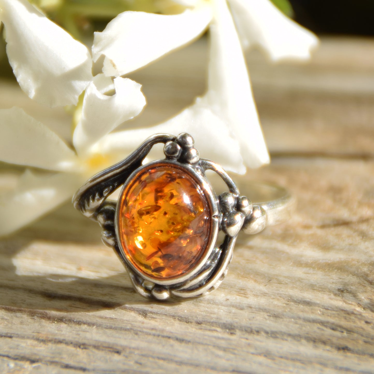 Klassischer ovaler Ring mit viktorianischem Dekor aus Naturbernstein in Cognac-Farbe und 925er Silber, MJ Baltica, BP087