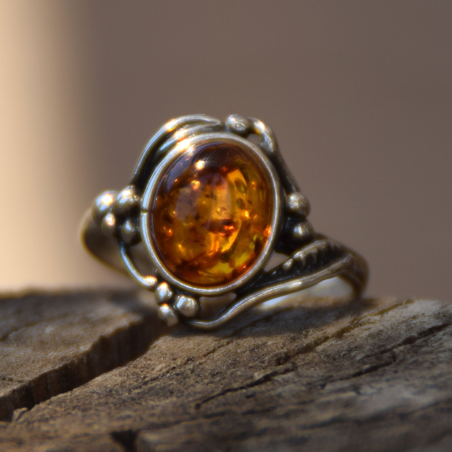 Klassischer ovaler Ring mit viktorianischem Dekor aus Naturbernstein in Cognac-Farbe und 925er Silber, MJ Baltica, BP087