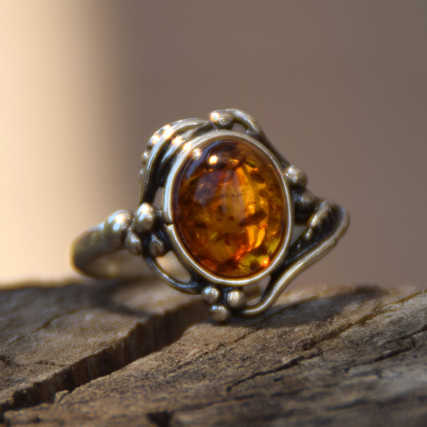 Klassischer ovaler Ring mit viktorianischem Dekor aus Naturbernstein in Cognac-Farbe und 925er Silber, MJ Baltica, BP087