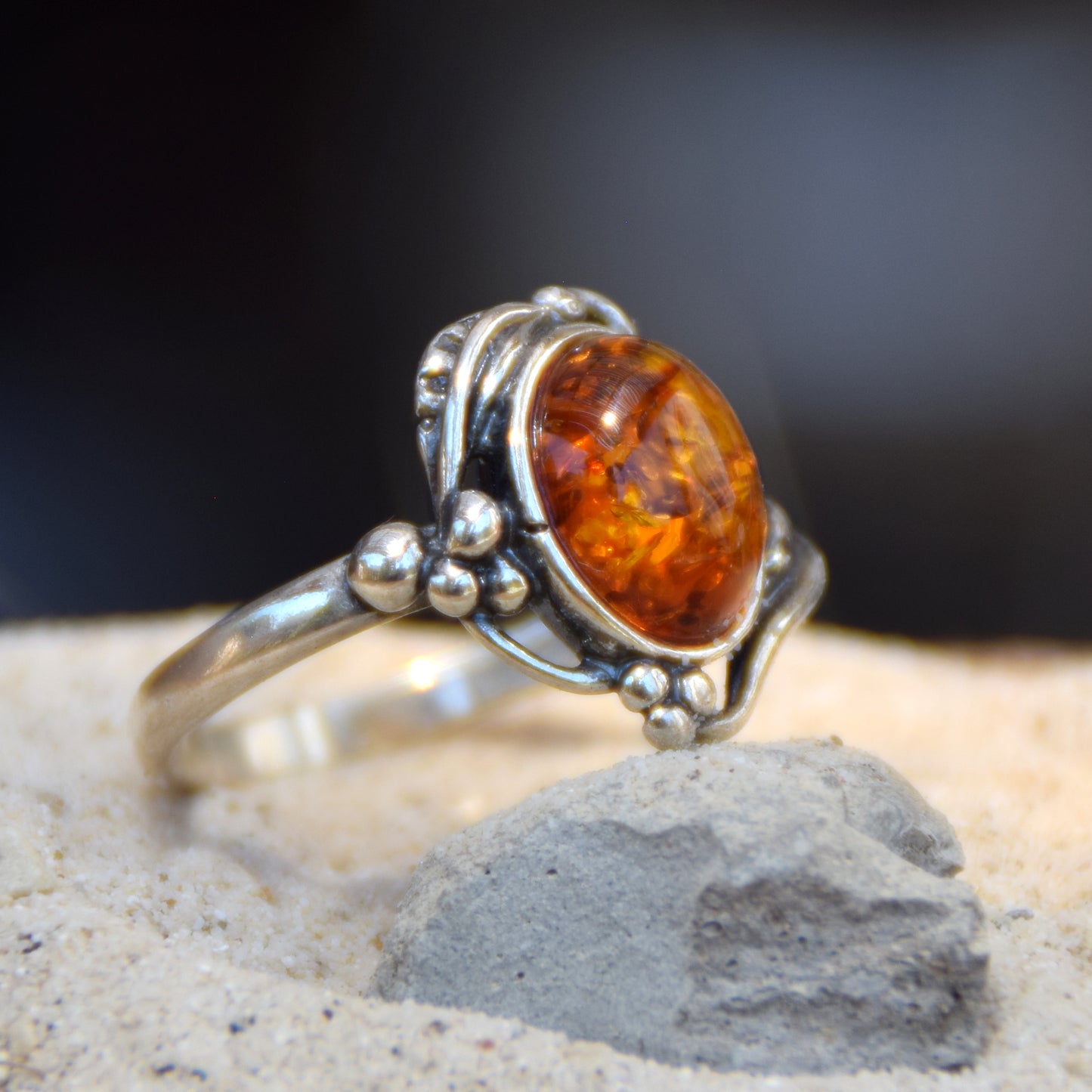 Klassischer ovaler Ring mit viktorianischem Dekor aus Naturbernstein in Cognac-Farbe und 925er Silber, MJ Baltica, BP087