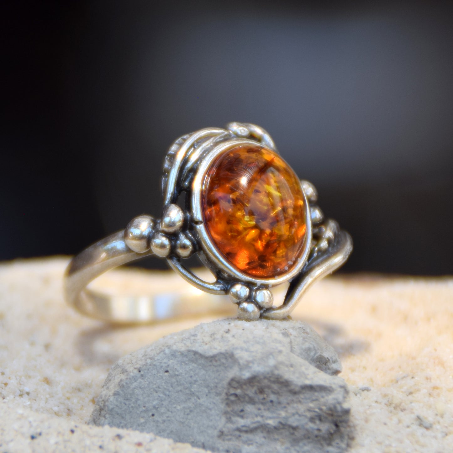 Klassischer ovaler Ring mit viktorianischem Dekor aus Naturbernstein in Cognac-Farbe und 925er Silber, MJ Baltica, BP087