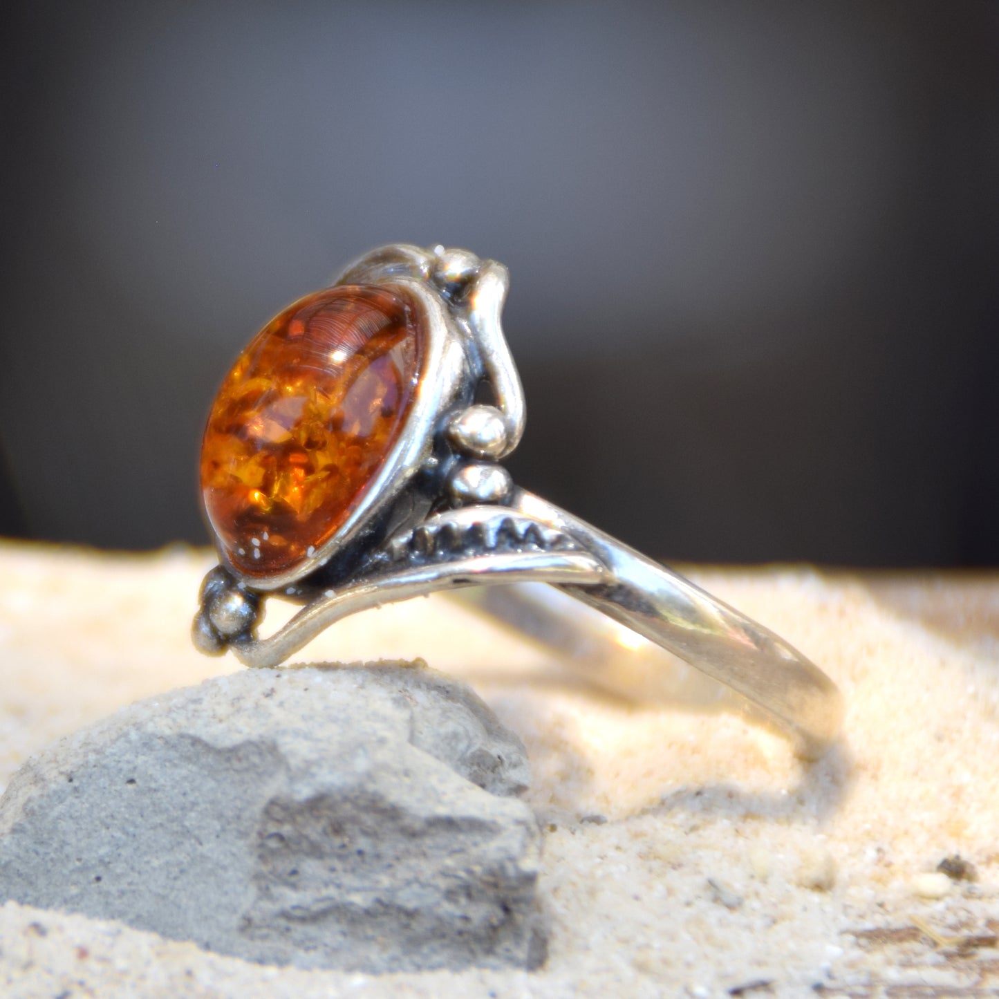 Klassischer ovaler Ring mit viktorianischem Dekor aus Naturbernstein in Cognac-Farbe und 925er Silber, MJ Baltica, BP087
