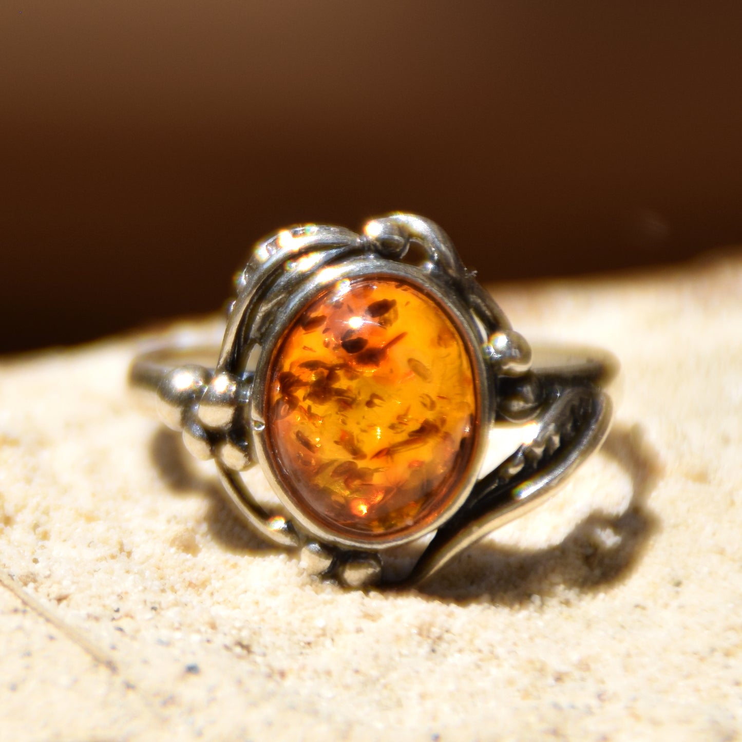 Klassischer ovaler Ring mit viktorianischem Dekor aus Naturbernstein in Cognac-Farbe und 925er Silber, MJ Baltica, BP087