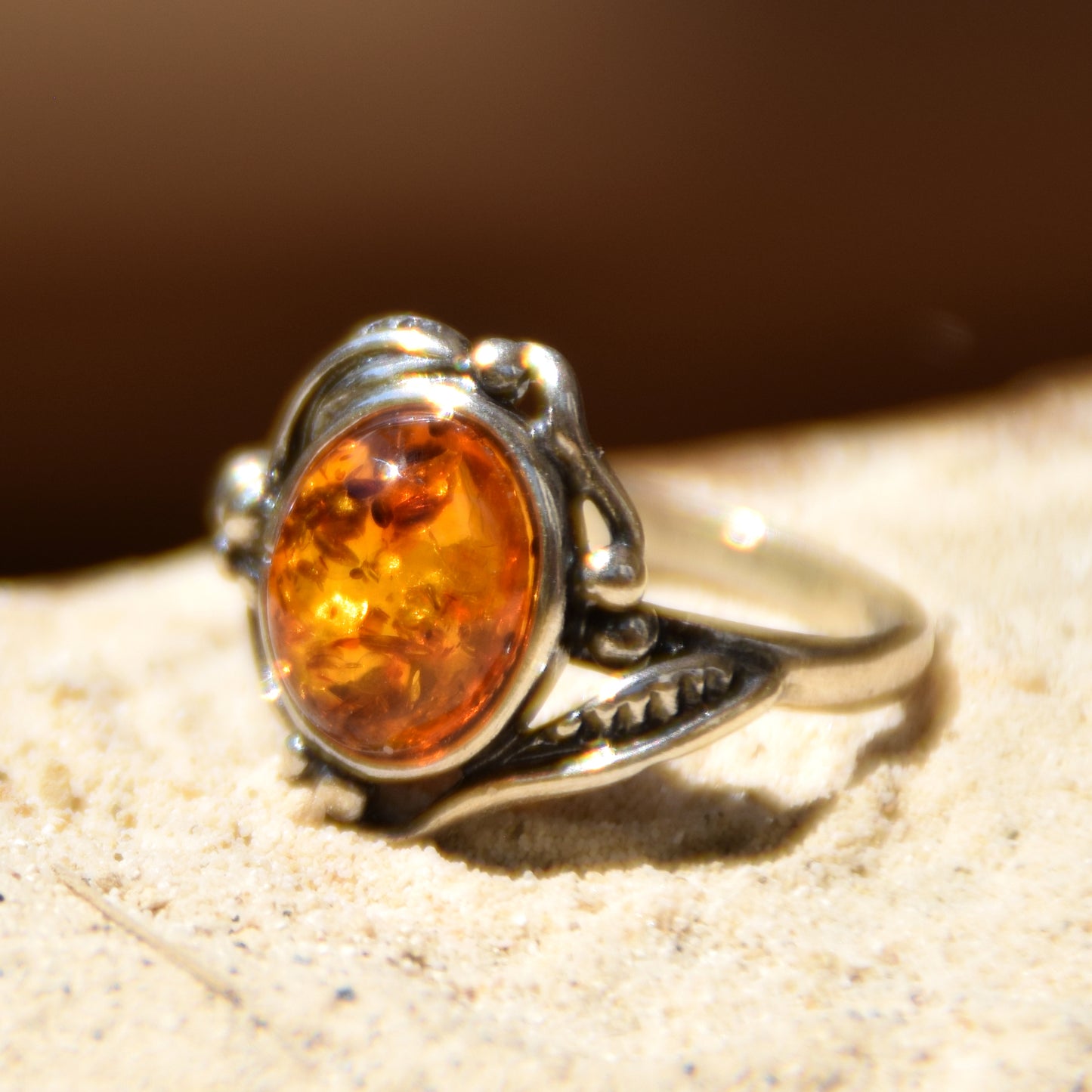 Klassischer ovaler Ring mit viktorianischem Dekor aus Naturbernstein in Cognac-Farbe und 925er Silber, MJ Baltica, BP087