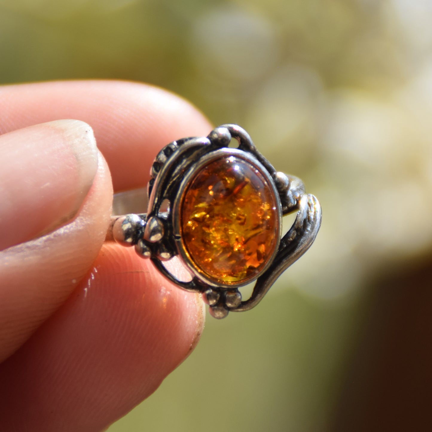 Klassischer ovaler Ring mit viktorianischem Dekor aus Naturbernstein in Cognac-Farbe und 925er Silber, MJ Baltica, BP087