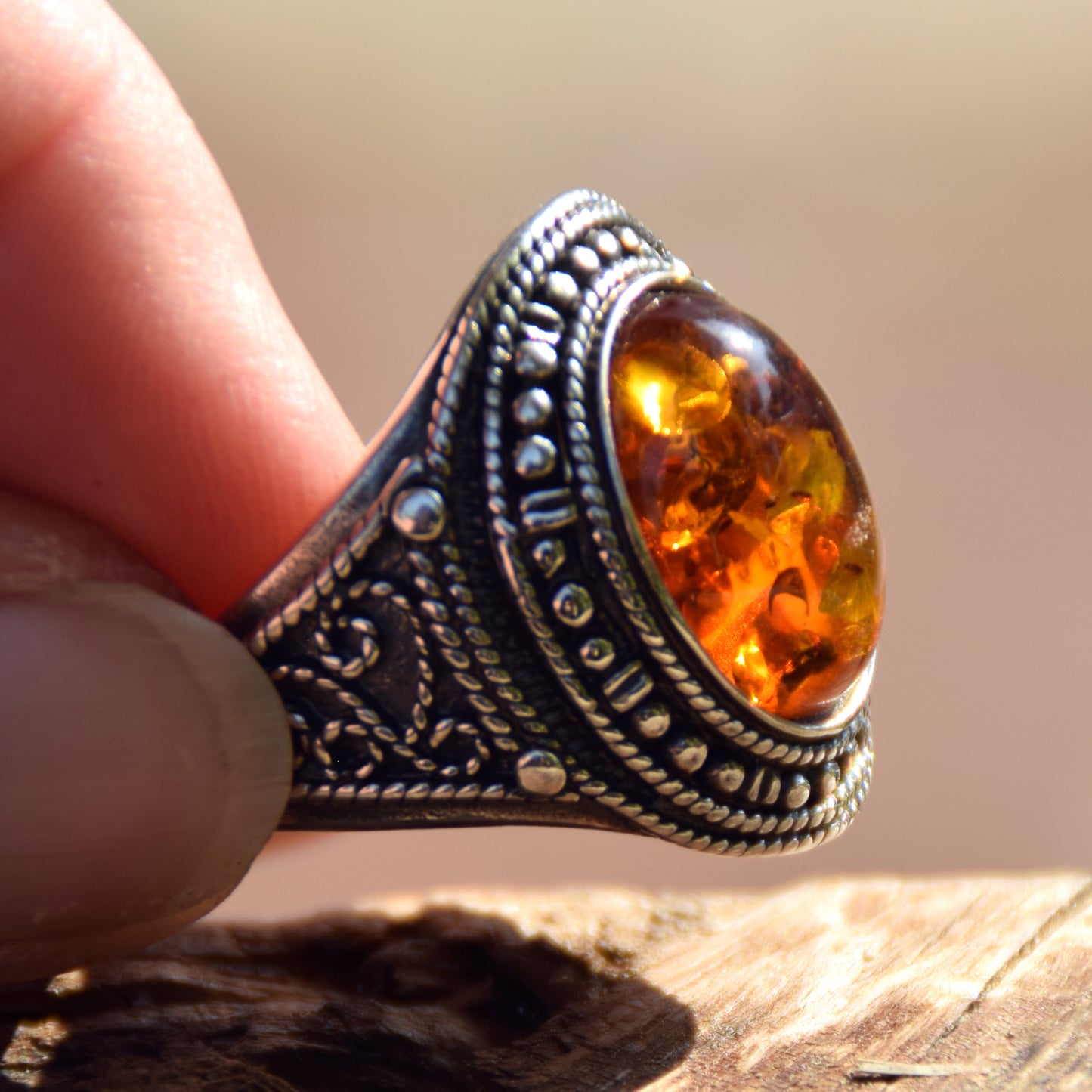 Intensiver Ring im kühnen Design aus naturfarbenem Cognac-Bernstein und 925er Silber, MJ Baltica, BP092