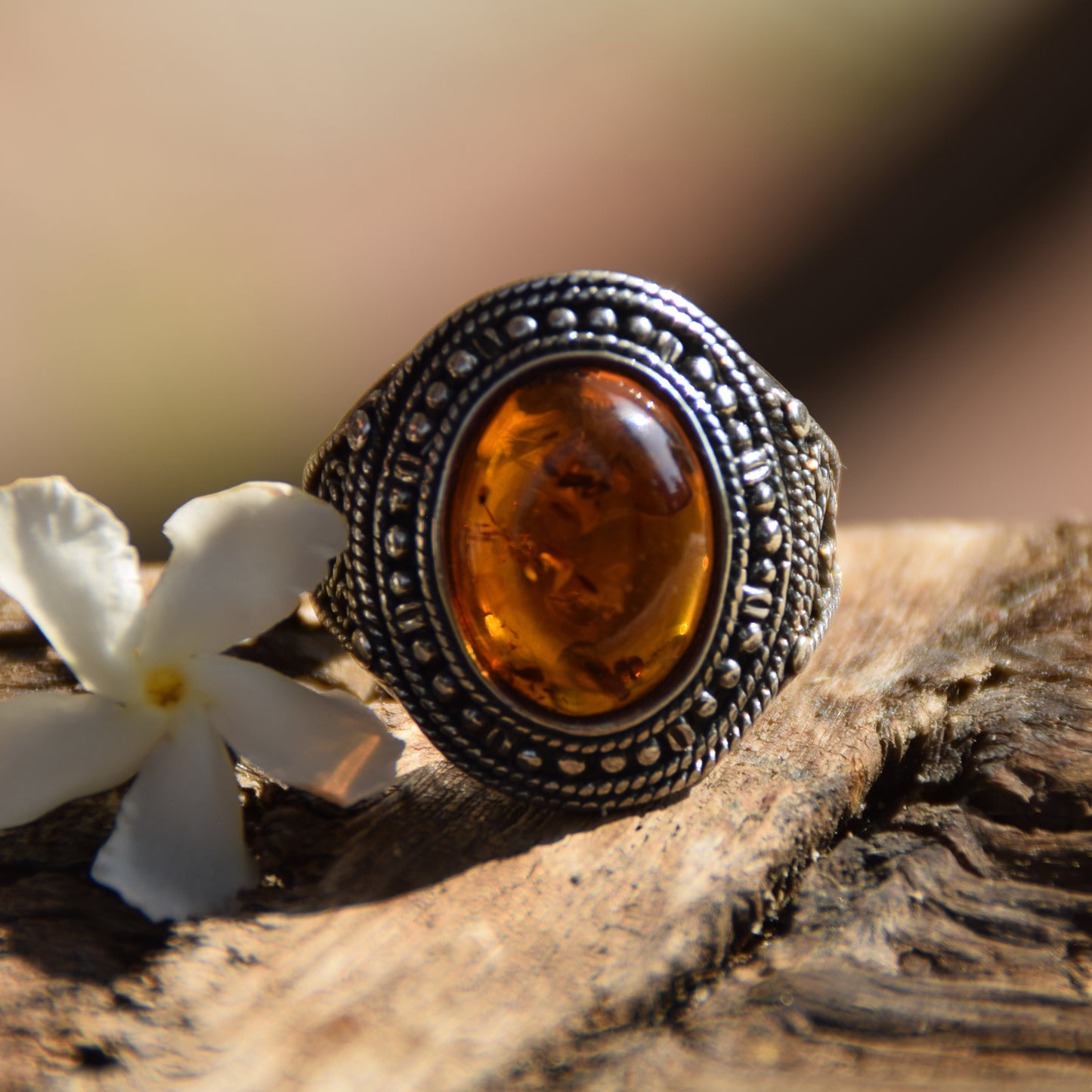 Intensiver Ring im kühnen Design aus naturfarbenem Cognac-Bernstein und 925er Silber, MJ Baltica, BP092
