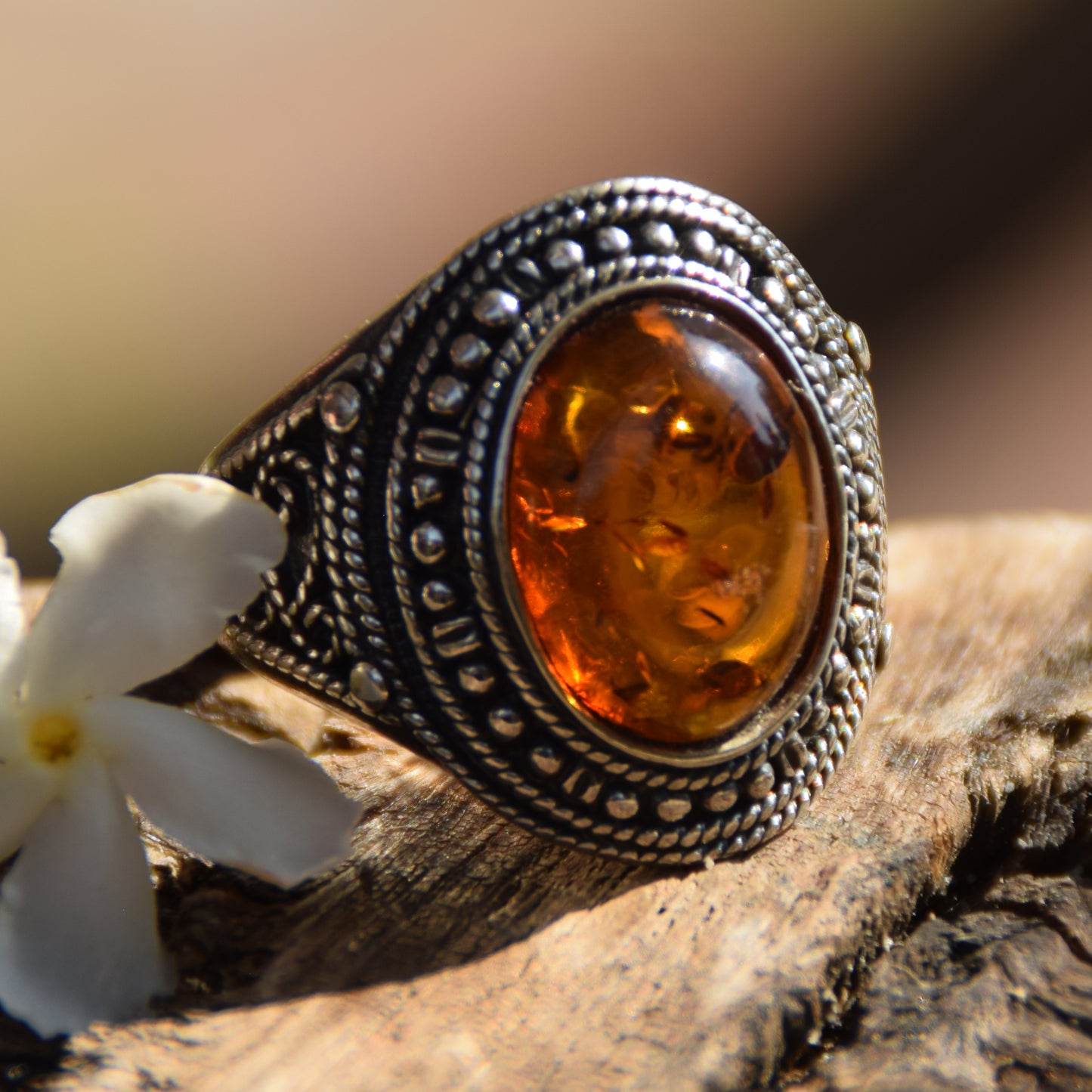 Intensiver Ring im kühnen Design aus naturfarbenem Cognac-Bernstein und 925er Silber, MJ Baltica, BP092
