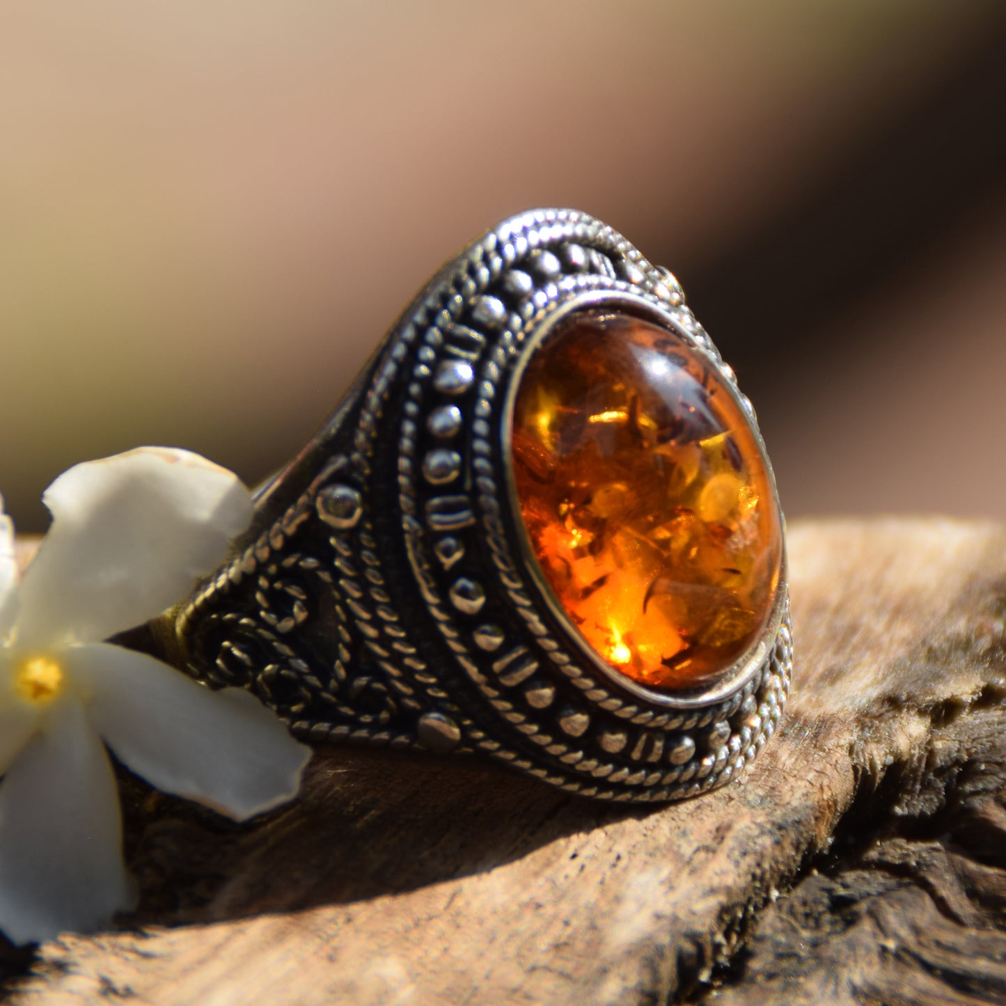Intensiver Ring im kühnen Design aus naturfarbenem Cognac-Bernstein und 925er Silber, MJ Baltica, BP092