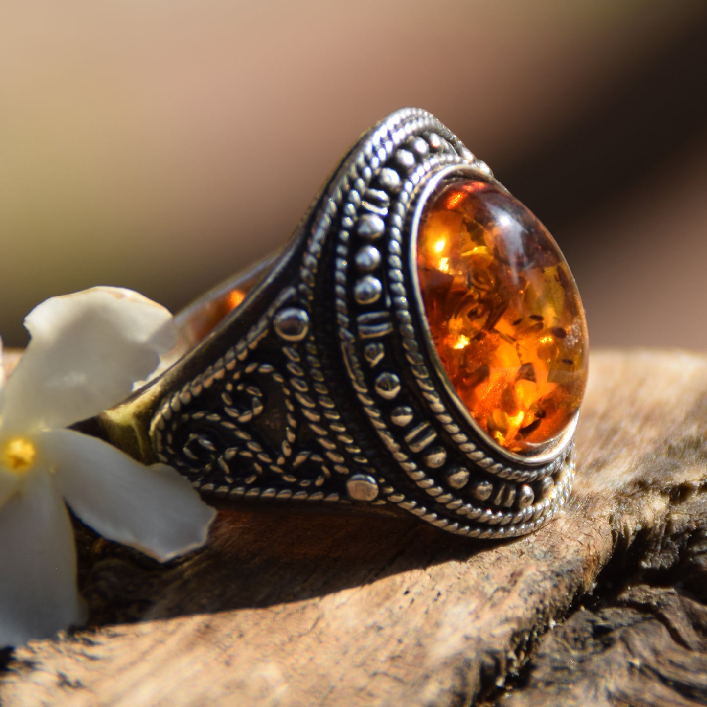 Intensiver Ring im kühnen Design aus naturfarbenem Cognac-Bernstein und 925er Silber, MJ Baltica, BP092