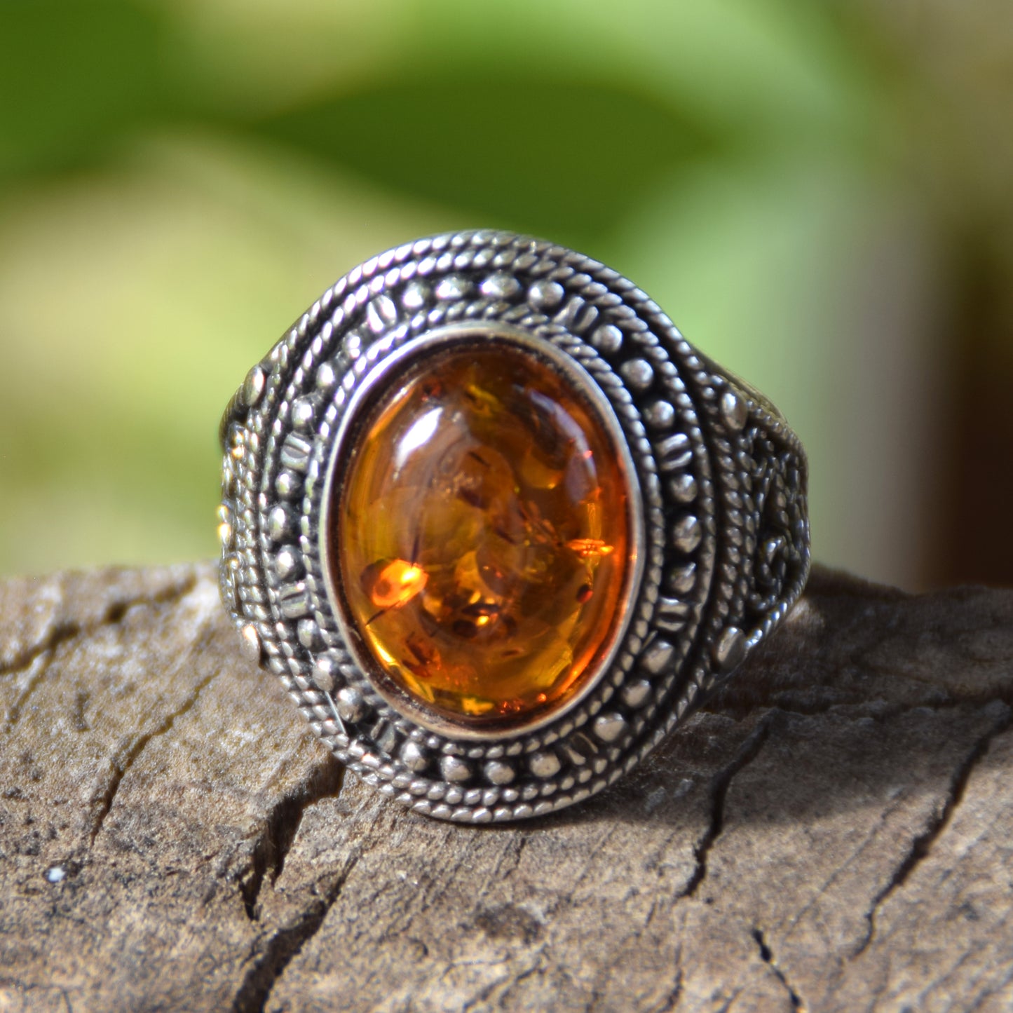 Intensiver Ring im kühnen Design aus naturfarbenem Cognac-Bernstein und 925er Silber, MJ Baltica, BP092