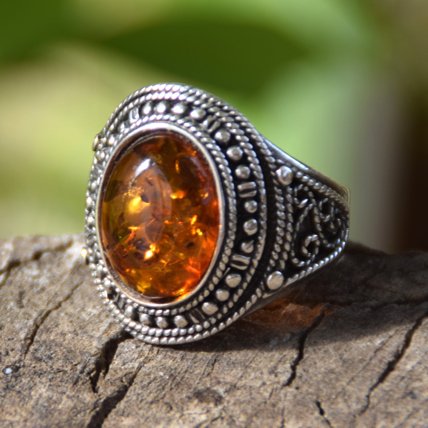 Intensiver Ring im kühnen Design aus naturfarbenem Cognac-Bernstein und 925er Silber, MJ Baltica, BP092