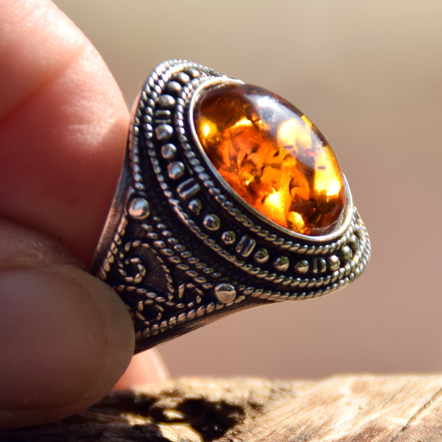 Intensiver Ring im kühnen Design aus naturfarbenem Cognac-Bernstein und 925er Silber, MJ Baltica, BP092