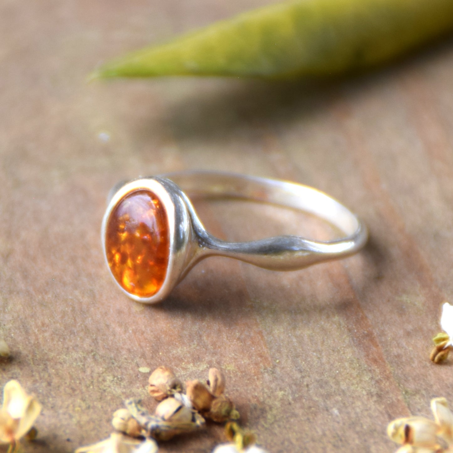Filigraner, minimalistischer Ring aus Naturbernstein in Cognac-Farbe und 925er Silber, MJ Baltica, BP093