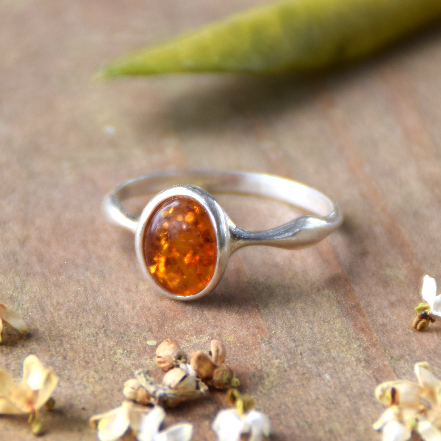Filigraner, minimalistischer Ring aus Naturbernstein in Cognac-Farbe und 925er Silber, MJ Baltica, BP093