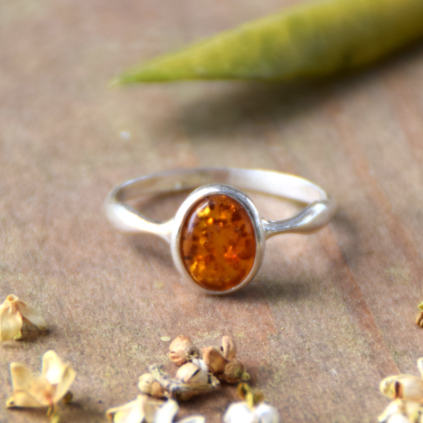 Filigraner, minimalistischer Ring aus Naturbernstein in Cognac-Farbe und 925er Silber, MJ Baltica, BP093