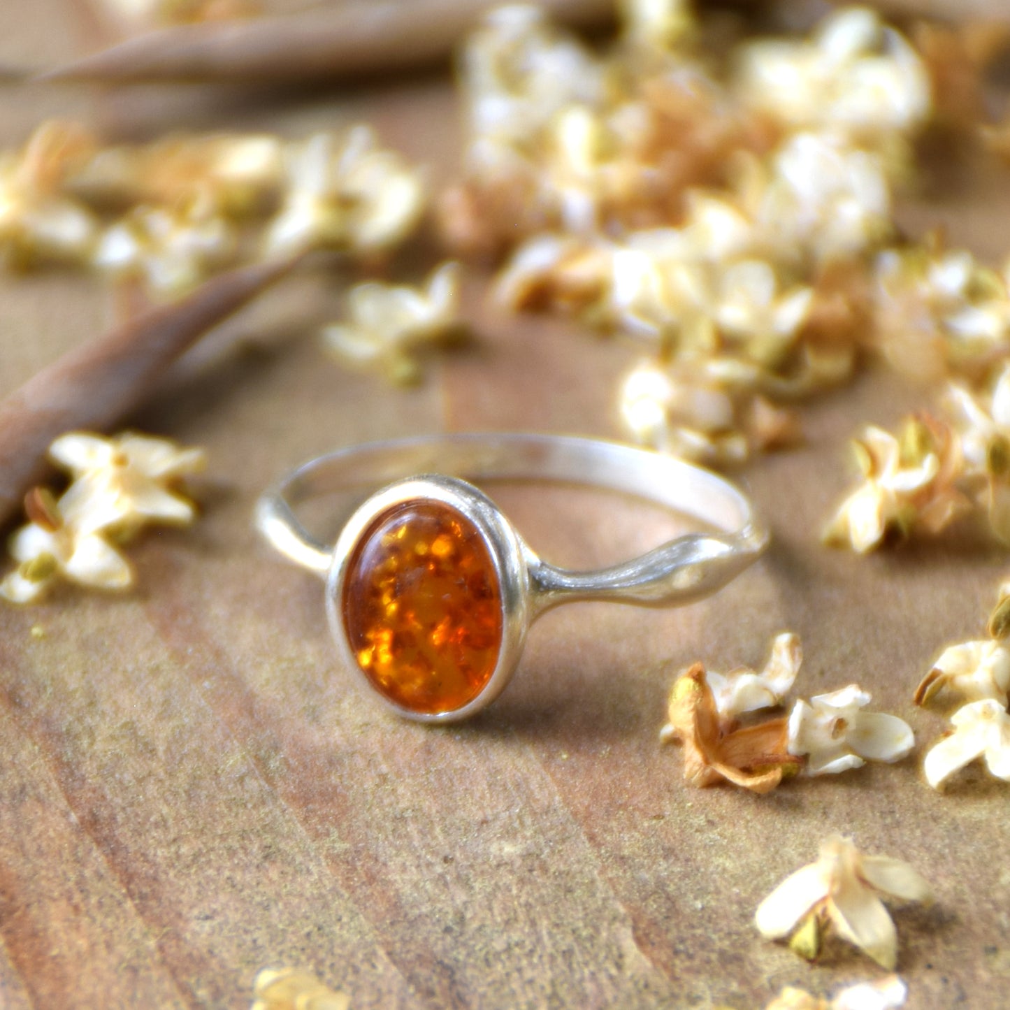 Filigraner, minimalistischer Ring aus Naturbernstein in Cognac-Farbe und 925er Silber, MJ Baltica, BP093