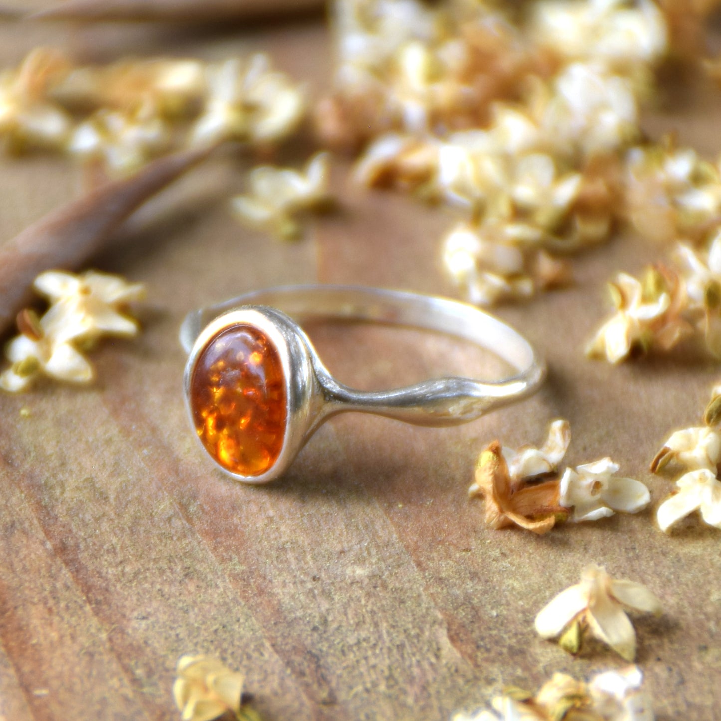 Filigraner, minimalistischer Ring aus Naturbernstein in Cognac-Farbe und 925er Silber, MJ Baltica, BP093