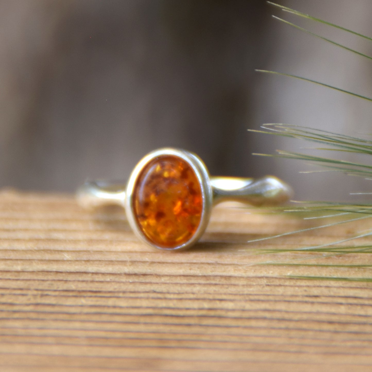Filigraner, minimalistischer Ring aus Naturbernstein in Cognac-Farbe und 925er Silber, MJ Baltica, BP093